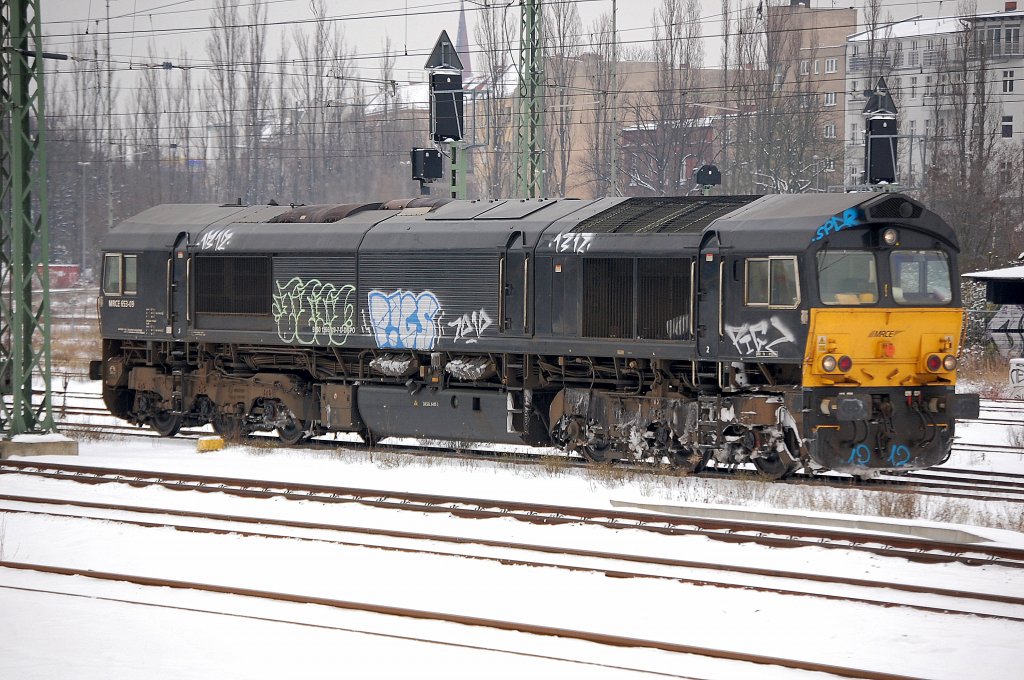 Diese Woche schon das zweite Mal in Berlin MRCE 653-09 (92 80 1266 119-7 D-DISPO, Bj.2005) verliehen an OHE und leider ganz sch�n beschmiert im Moment f�hrt gerade an einen bereitgestellten Containerzug vom Terminal Berlin-Westhafen, 03.12.10 Berlin-Beusselstr.