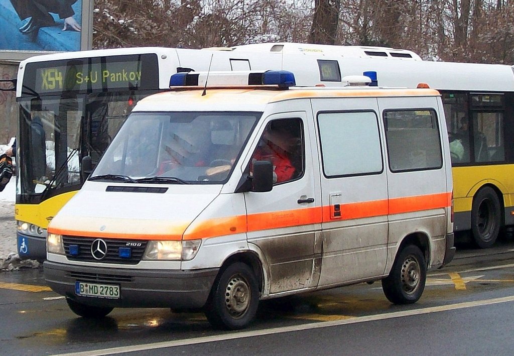 Diesen MB 210 D Krankentransporter sieht man recht h�ufig in Berlin-Pankow, allerdings wei� ich immer noch nicht welche Firma dieses Fahrzeug betreibt, 18.01.10 Berlin-Pankow.