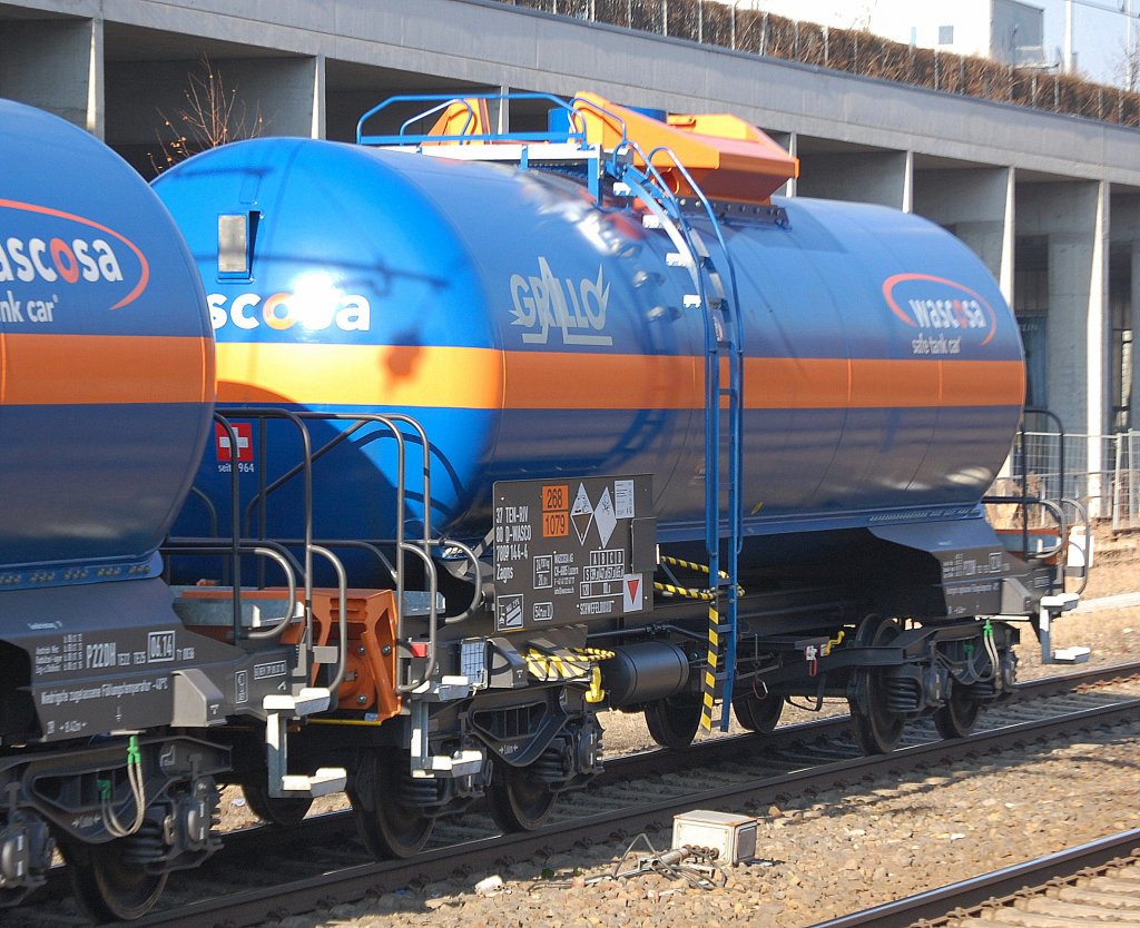 Dieser auff�llig blau-orange Gasdruckkesselwagen (safe tank car) vom Wageneinsteller WASCOSA AG ist f�r die Firma Grillo Werke AG im Einsatz siehe Logo, die Firma ist u.a. spezialisiert auf die Produktion von Schwefeldioxid siehe auch Gefahrstofftafel 268/1079 am Kesselwagen. Der Wagen ist mit der Nr. 37 TEN-RIV 80 D-WASCO 7809 144-4 Zagns eingestellt, 01.03.11 Berlin Landsberger Allee.