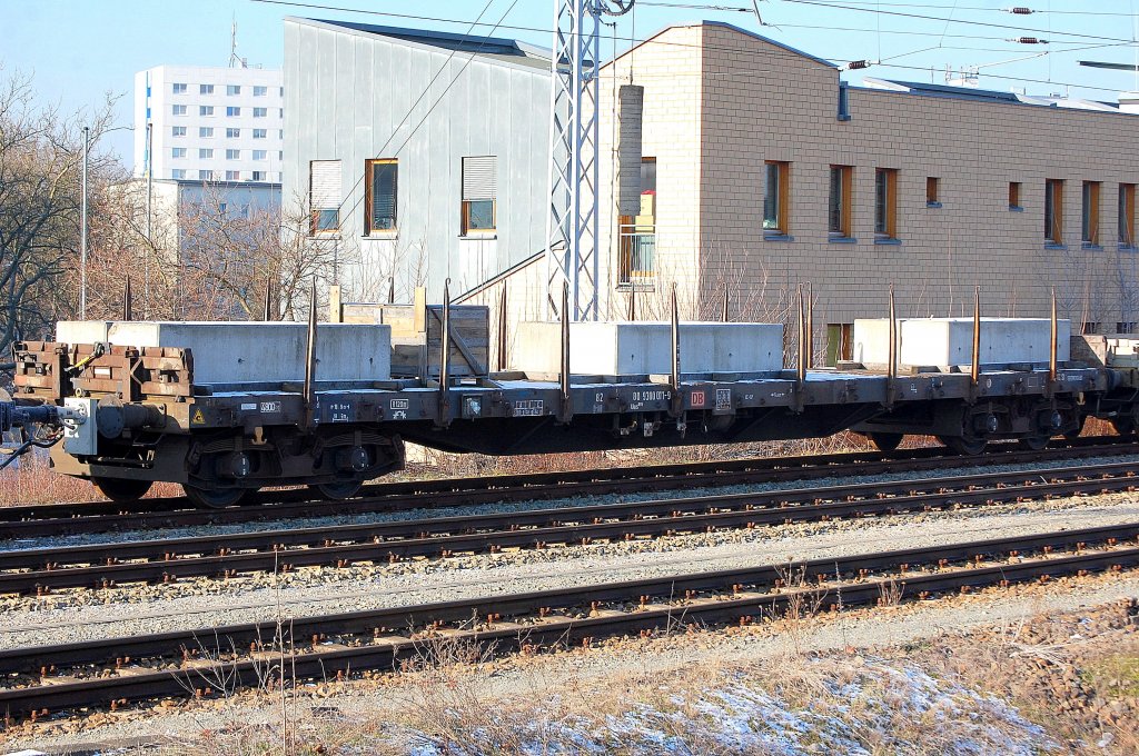 Dieser extra  umgebaute Drehgestellflachwagen der DB vom Typ Uas 995 (ehemaliger Res 675) ist an die Fa. Waggonbau G�rlitz vermietet die zu DWA geh�rt und damit zur Firmengruppe Bombardier geh�rt, er wird als Spezialwagen eingestuft und dient als Pufferwagen f�r �berf�hrungsfahrten von Doppelstockwagen, im Bild der Wagen 82 80 D-DB 9300 011-9 Uas 995, 29.01.11 Hennigsdorf Bhf.