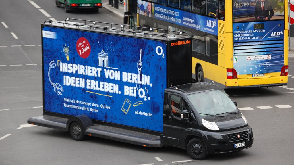 Dieser FIAT DUCATO Spezialtransporter dient ausschlie�lich Werbezwecken mit seiner mobilen beleuchteten Werbewand, jetzt im Sommer und vor allem bei Gro�veranstaltungen (01.06.13 DFB Pokalenspiel in Berlin) in Berlin sieht man diese unsinnigen Fahrzeuge am Kuhdamm bzw. Alenxanderplatz rumkurven, 01.06.13 Berlin Hardenbergplatz. 