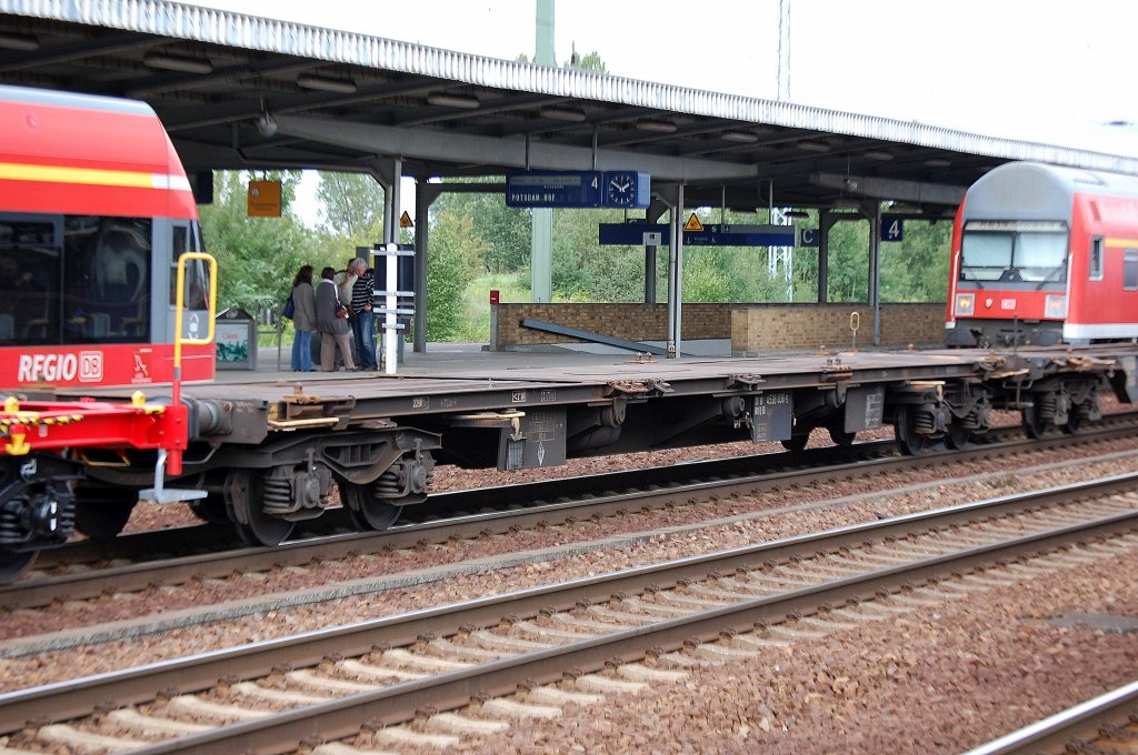 Dieser Flachwagen wird auch zum Containertransport genutzt, eingestellt mit der Nr. 31 RIV 80 D-DB 4536 036-5 Sgjs 712, 18.08.10 Bhf. Flughafen Berlin-Sch�nefeld.