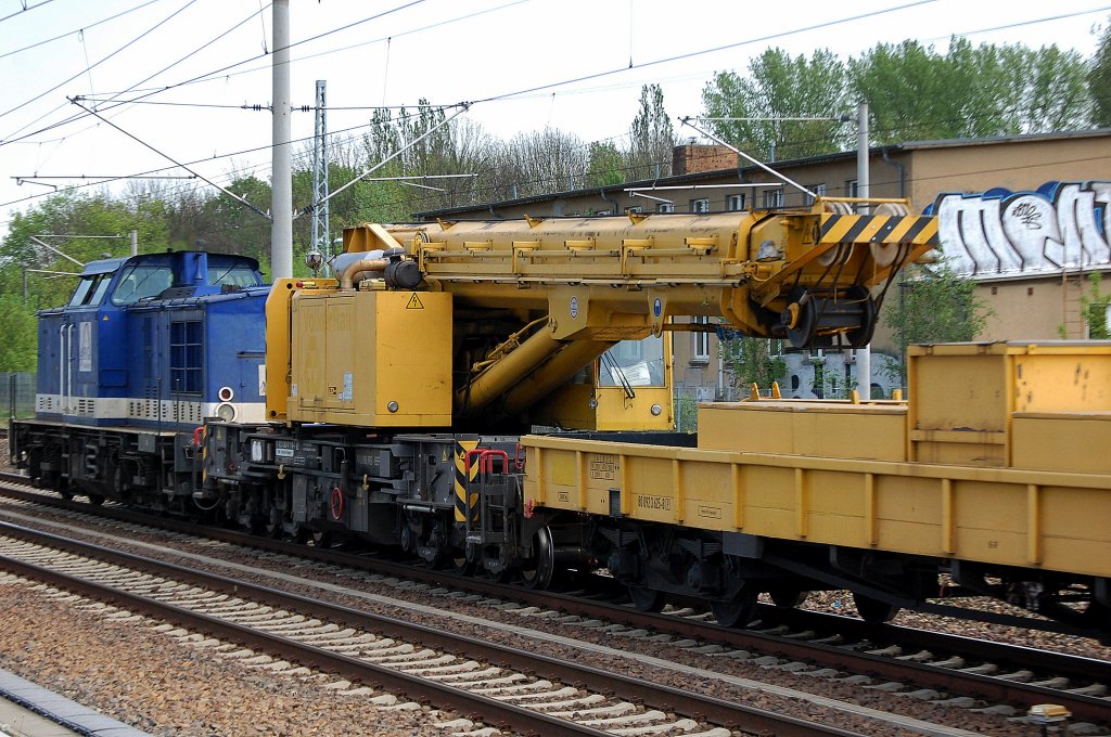 Dieser GOTTWALD Typ GS 100.06 Baujahr 1991 (97 82 43 501 19-1) ex VolkerRail GmbH jetzt Hering Gleisbau GmbH, heute + Schutzwagen gezogen von AHG Industry Lok 01, 02.05.12 Berlin-Blankenburg gesichtet.