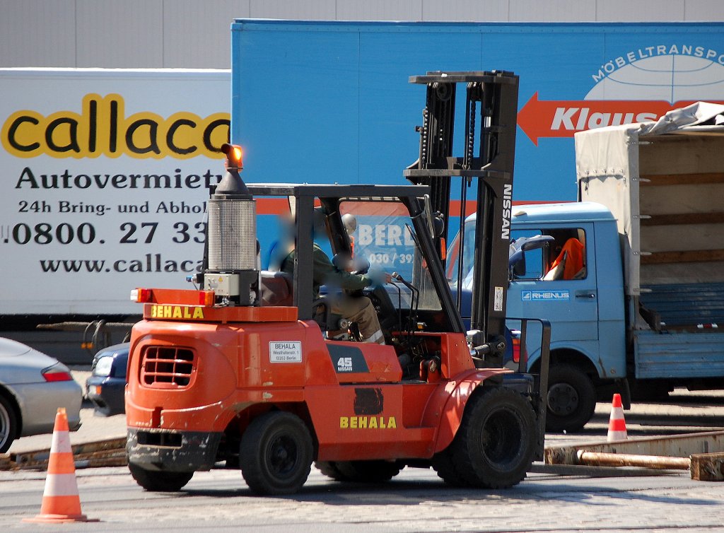 Dieser gr��ere Gabelstapler der BEHALA ist ein NISSAN Typ 45, Berliner Westhafen 25.05.09