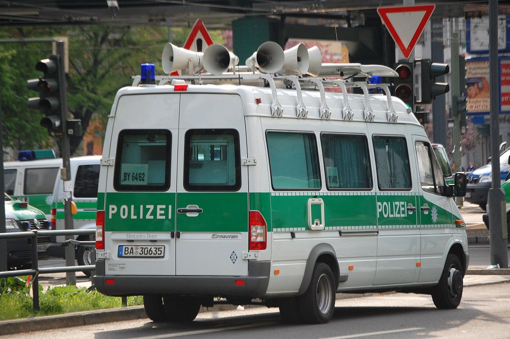 Dieser Lautsprecherwagen der bayerischen Bereitschaftspolizei aus Bamberg, ein MB 416 CDI Sprinter war auch am 01.05.10 in Berlin-Pankow.