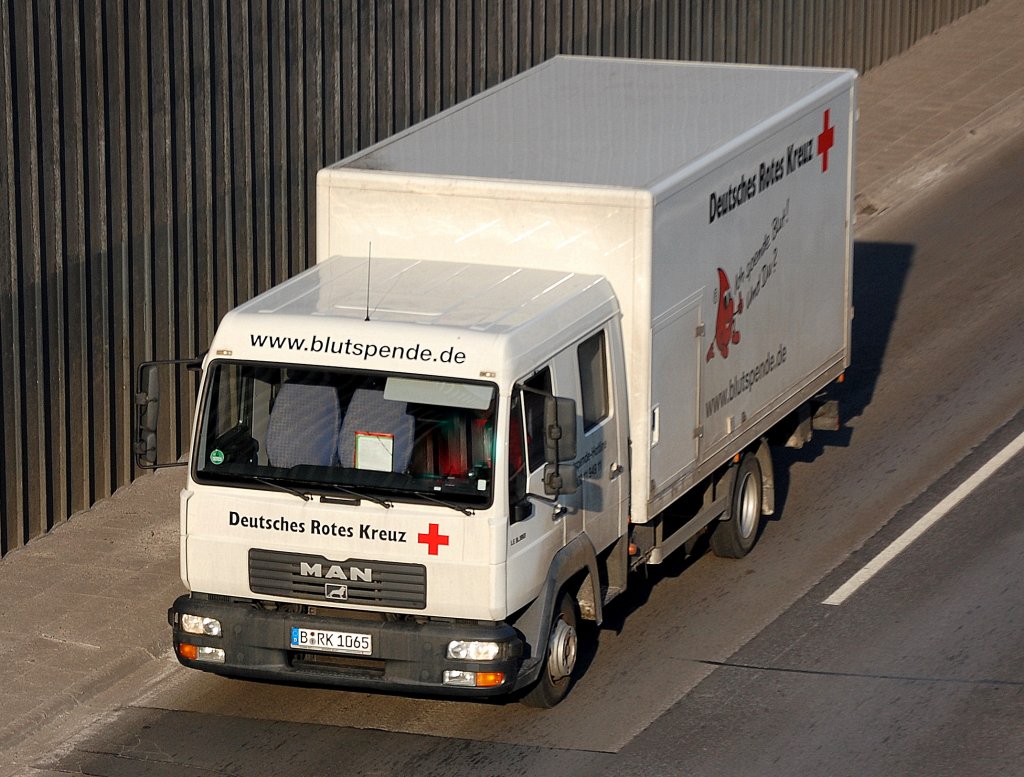 Dieser MAN LE? Lkw mit Kastenaufbau ist f�r den DRK Blutspendedienst in Berlin im Einsatz, 25.01.10 Berliner Stadtautobahn H�he Knobelsdorffstr. 