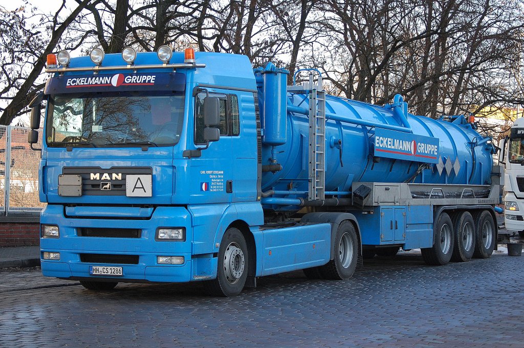 Dieser MAN Tankkesselsattelzug der Fa. ECKELMANN GRUPPE liefert Hilfe bei einem liegengebliebenen Containersattelzug am Berliner Westhafen, 28.12.12