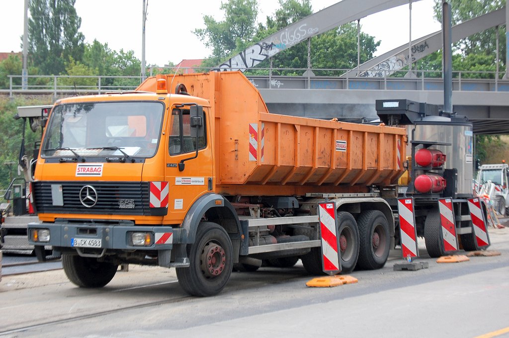 Dieser MB 2429 mit EPS ausgestattete Abrollkipper der Baufirma STRABAG hat einen Asphaltkocher am Haken, 11.08.10 Stra�enasphaltierung der Berliner Str. Berlin-Pankow.