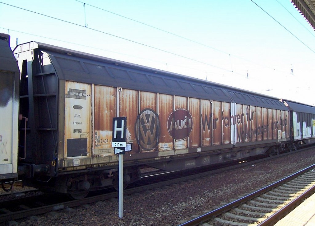 Dieser Schiebewandwagen mit der Aufschrift  Wir fahren f�r Volkswagen und Audi  ist eingestellt mit der Nr. 83 80 DB 278 3 437-6 Habins 1 Bf. maschen Rbf. Ladegut: Kkartonagen und andere G�ter, Sommer 2007 Bhf. Flughafen Berlin-Sch�nefeld. 