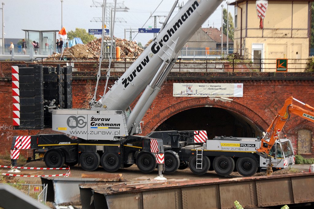 Dieser TEREX AC 500-2 wirkt schon wirklich monstr�s, polnischer Grohmann Fahrzeugkran am 03.10.09 Gro�baustelle Berlin Ostkreuz.