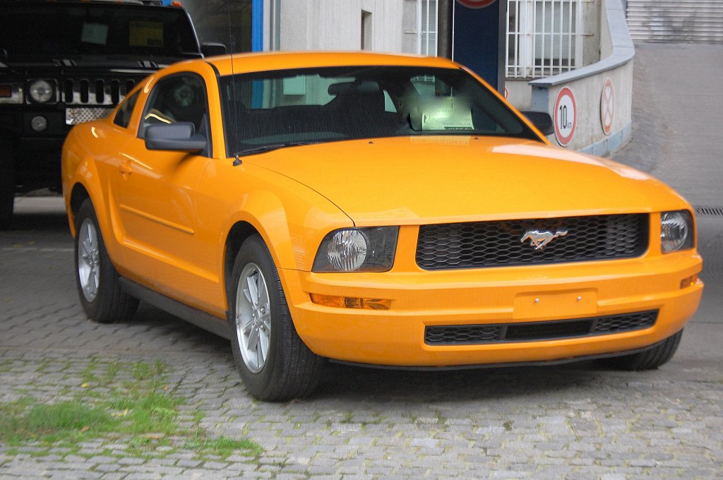 Dieser tolle Ford Mustang SL steht bei einem spezialisierten Gebrauchtwagenh�ndler f�r US Kultautos in Berlin-Charlottenburg, 30.09.10