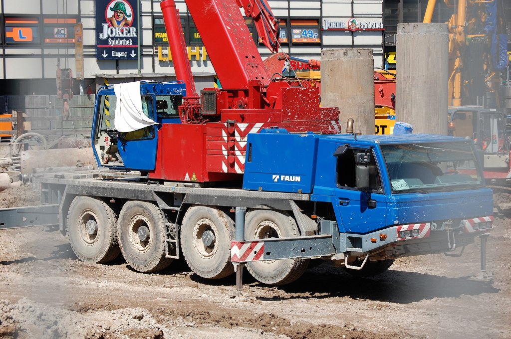Dieser vierachsige FAUN Typ ATF 65 bzw. 90? Fahrzeugkran war am 31.07.08 Berlin Joachimsthaler Str. t�tig.