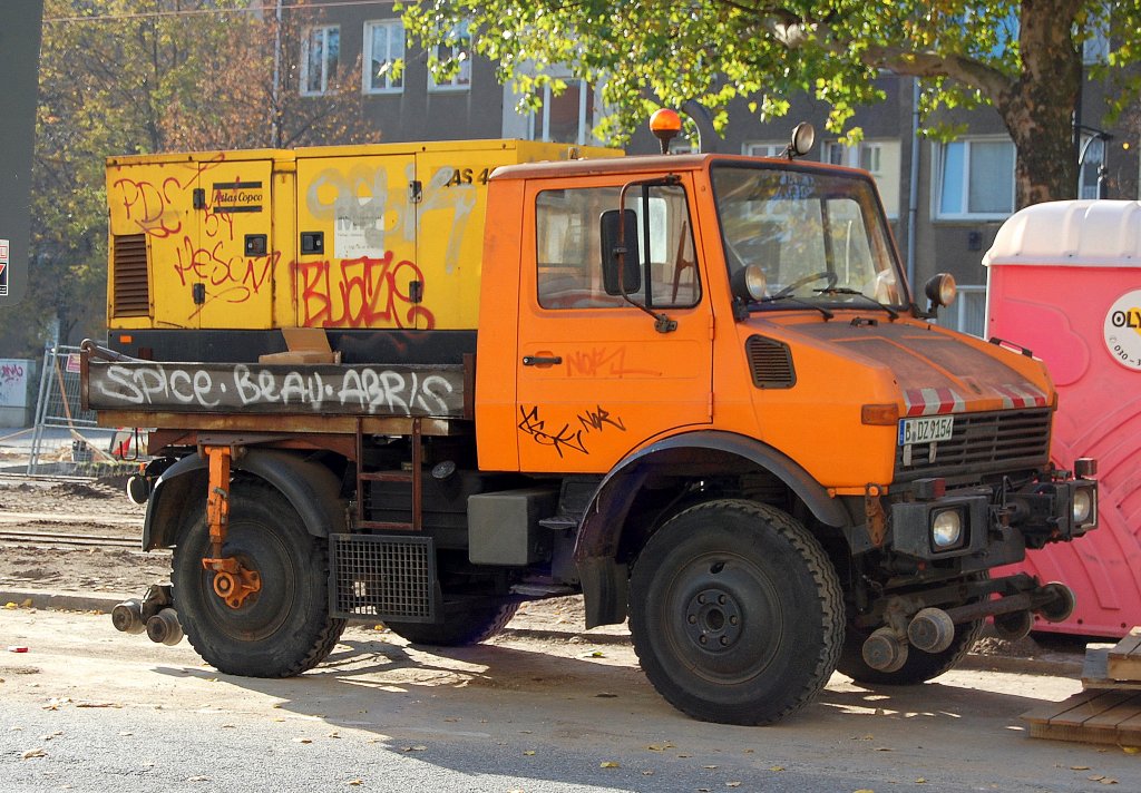 Dieser vollgeschmierte Zweiwege MB UNIMOG mit Kompressor beladen, 30.10.10 Berlin-Vinetastr.(Pankow) 