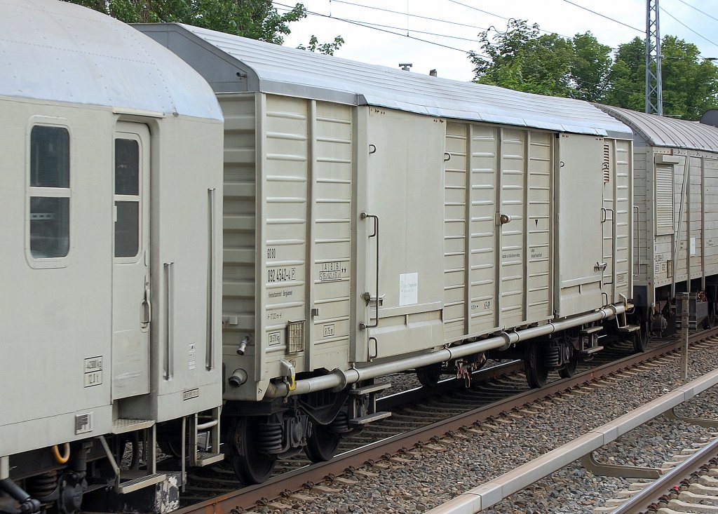 Dieser Wagen ist ein typischer Ger�te- und Werzeugwagen mit Schiebew�nden und hat die Nr. 60 80 092 4542-4(P) Heimatbahnhof: Bergkamen, 20.06.10 Berlin-Karow.