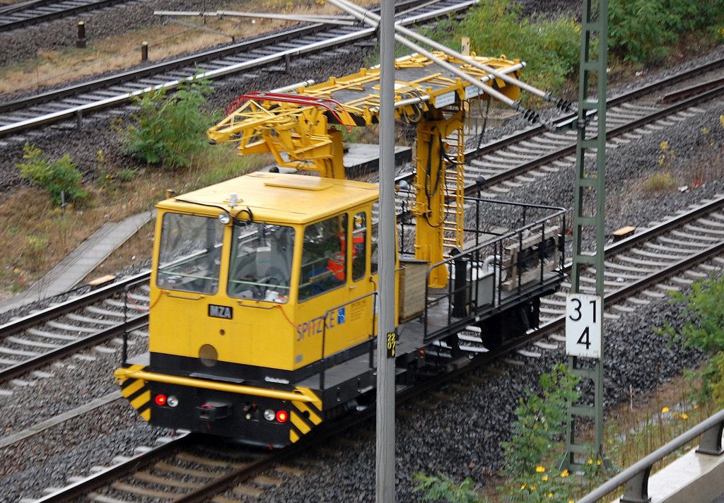 Dieses interessante Bahndienstfahrzeug mit Turmaufbau zur Arbeit an der Oberleitung fuhr mir auf dem Berliner Innenring H�he Messe Nord vor die Linse. Es geh�rt der Spitzke Gleisbau GmbH und hat die Bezeichnung MZA, es wurde 1986 im FEW Blankenburg gebaut und ist registriert unter der Nr. 97 86 06 503 10-7, 21.10.10 