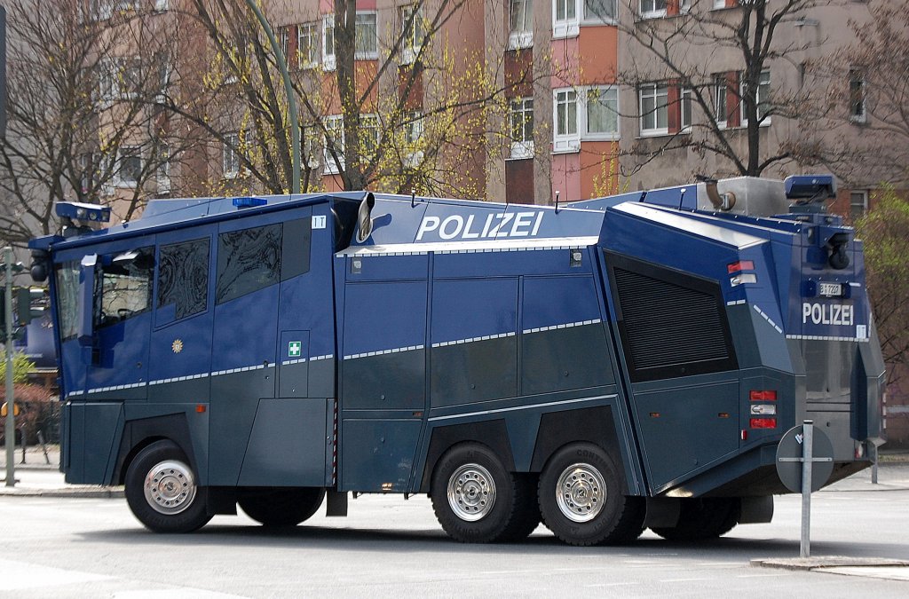 Dieses Jahr nun neu in Dienst gestellt bei der Berliner Bereitschaftspolizei, der neue Wasserwerfer 10000, ein MB ACTROS 3341 AK/42/6x6 WAVE10, den Typ kennt man schon von der Bundespolizei, schon ein futuristischer Anblick beeindruckend und be�ngstigend zugleich, sicherlich am 01 Mai in Kreuzberg zu sehen, 18.04.12 Berlin Beusselstr.
