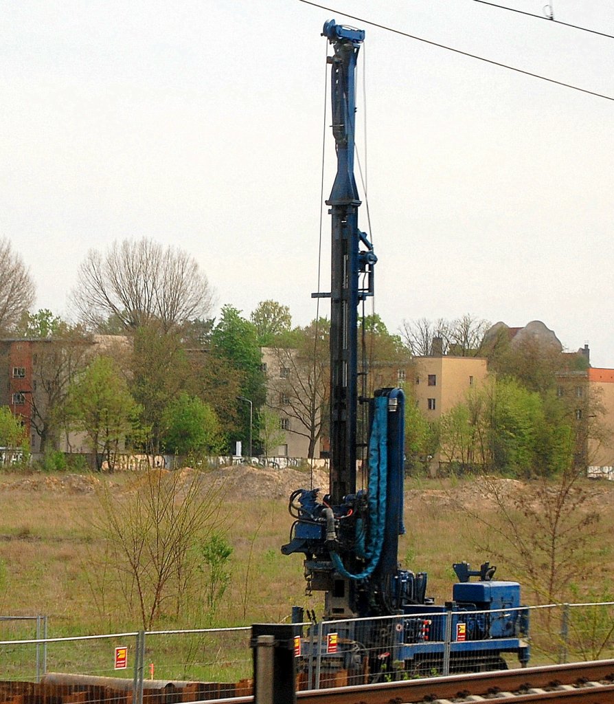 Dieses kleinere Bohrsystem mit Teleskopm�kler vom Typ? war 29.04.10 Berlin-Heinersdorf im Einsatz. 