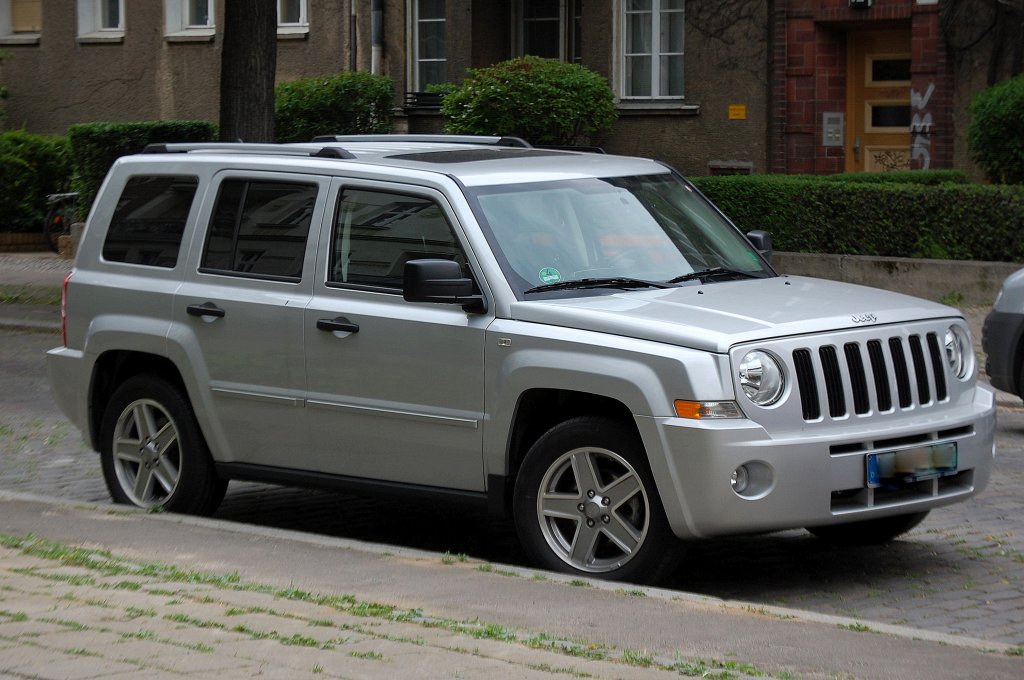 Dieses moderne Gel�ndefahrzeug ist durchaus etwas gew�hnungsbed�rftig, ein Jeep PATRIOT CRD Limited in silber, 12.06.10 Berlin-Pankow.  