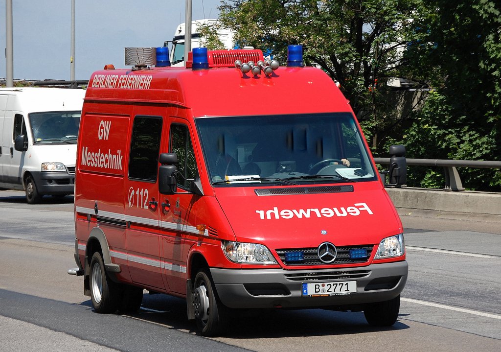 Dieses Spezialfahrzeug der Berliner Feuerwehr mit der Aufschrift GW Messtechnik ist mit modernsten Messger�ten ausgestattet um die Belastung der Luft bzw. Kontamition mit Gasen zu messen bei Br�nden und Gasunf�llen, 25.05.09 Berliner Stadtautobahn H�he Spandauer Damm Br�cke.  