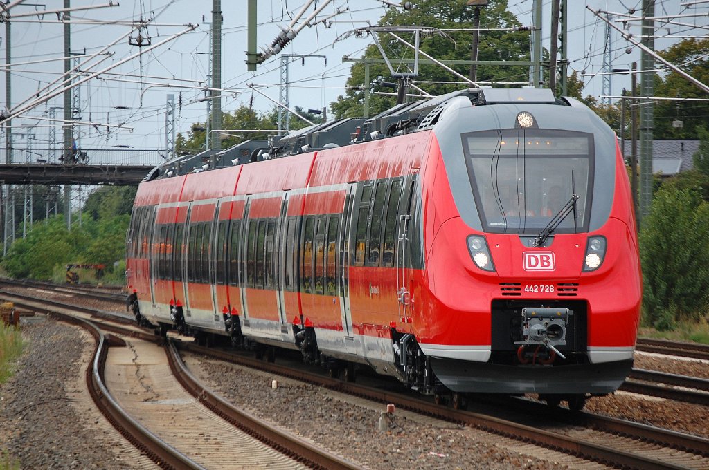 Diesmal in die andere Richtung unterwegs auf Probe-/Testfahrt, 442 726 bei der Durchfahrt im Bhf. Flughafen Berlin-Sch�nefeld, 12.08.10