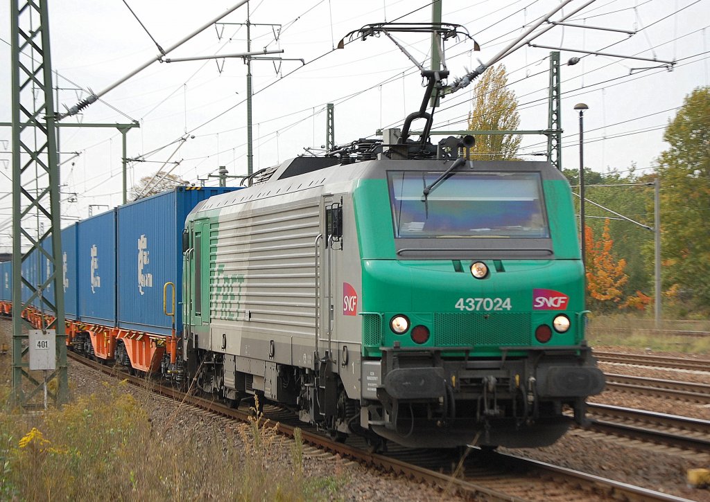 Diesmal die SNCF Leasinglok 437024 (Alstom Bj.2004) im Auftrag von ITL mit dem Containerzug  Blaue Wand  bei der Durchfahrt im Bhf. Berlin-Sch�nefeld Flughafen, 06.10.10