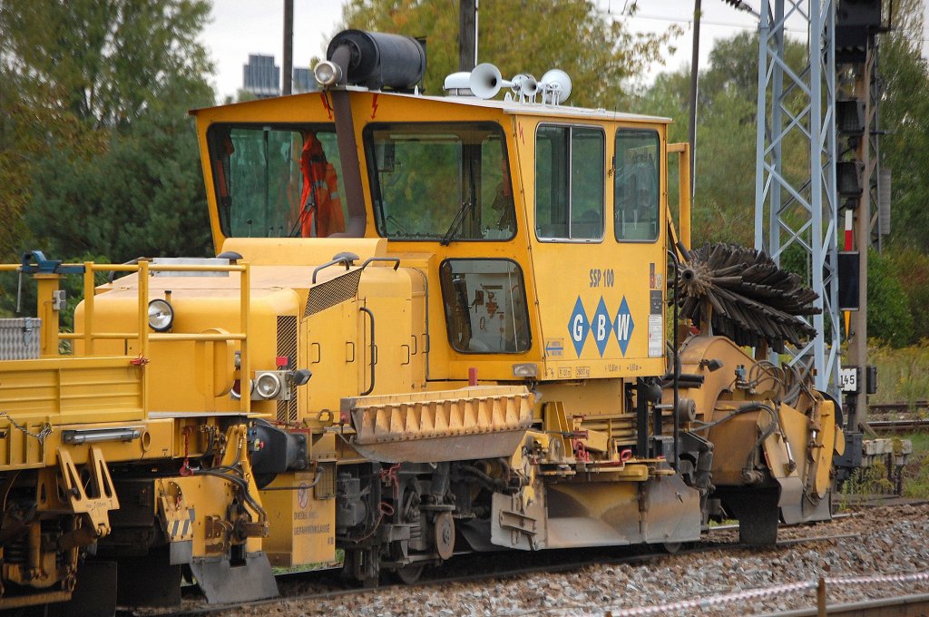 Direkt an der Gleisstopfmaschine ist die die Schotterplaniermaschine P&T SSP 100 der Fa. GBW am 30.10.09 Bhf. Flughafen Berlin-Sch�nefeld.