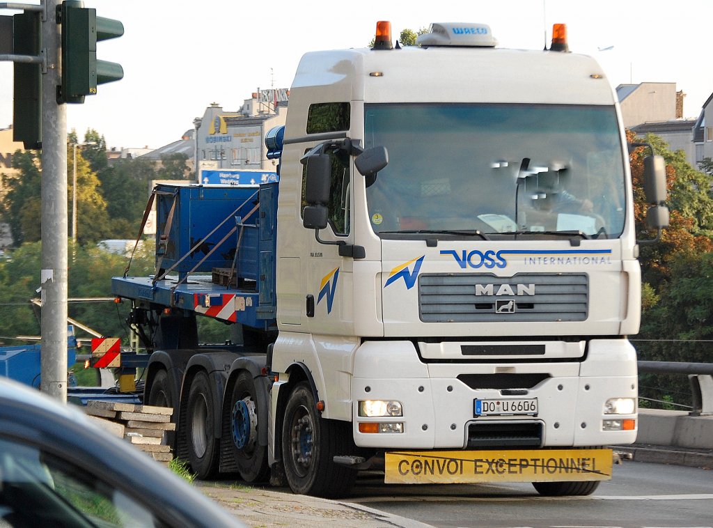 Direkt Autobahnabfahrt Berlin Knobelsdorffstr. stand diese Schwerlastzugmaschine der Fa. VOSS INTERNATIONAL mir einer MAN TGA 33.530 Zugmaschine zum Abbiegen bereit, 07.09.10 Berlin-Knobelsdorffstr.  