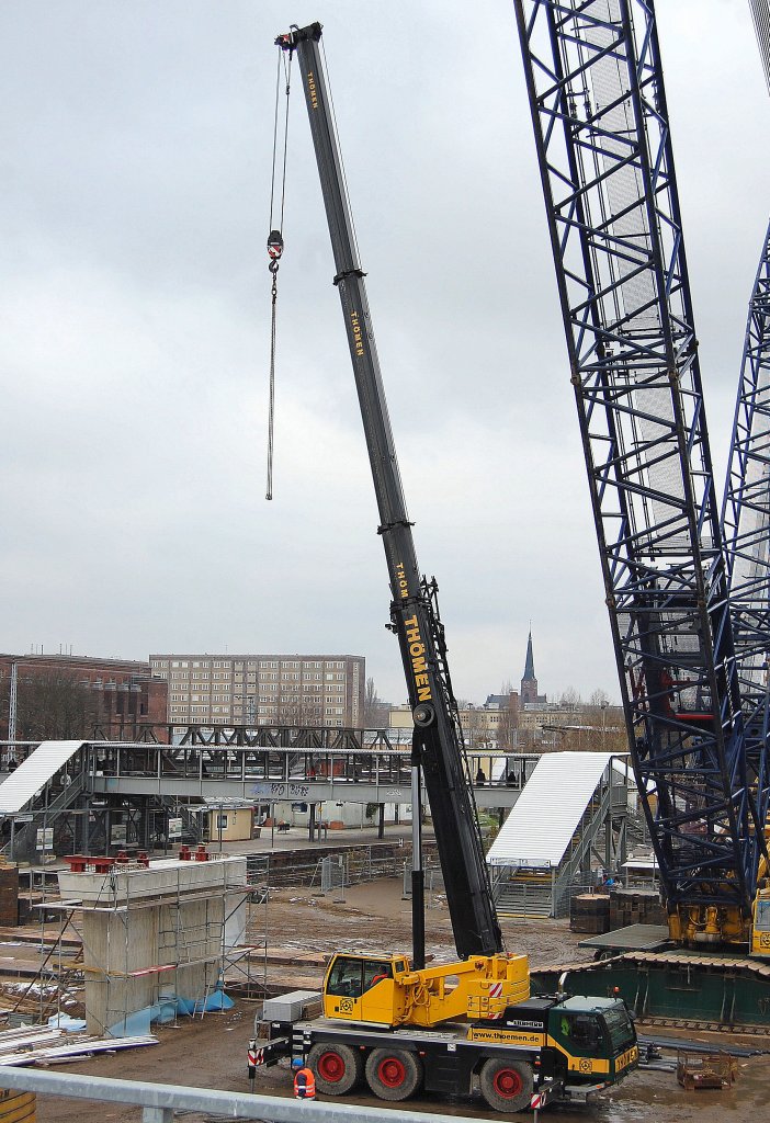 Direkt neben dem Riesen positioniert der kleine TH�MEN LIEBHERR LTM? Fahrzeugkran mit drei Fahrachsen, 27.11.10 Berlin-Ostkreuz.