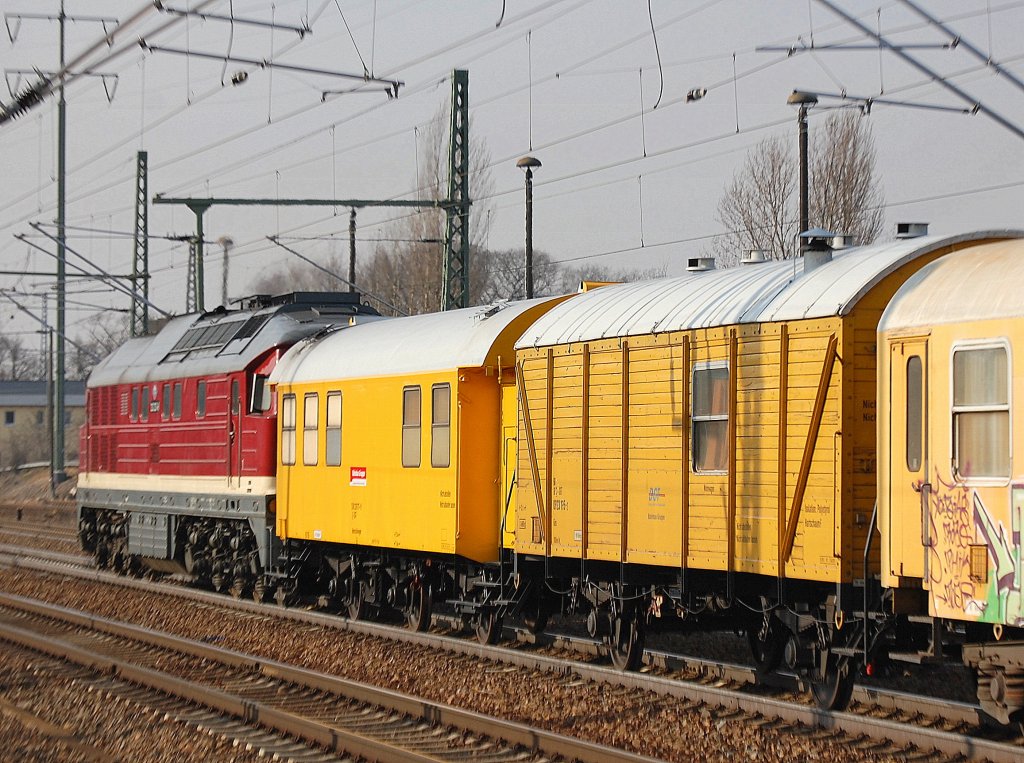Diverse Wagen zum Aufenthalt und f�r Ger�te der ex DGT jetzt DB Bahnbau Gruppe direkt hinter der 232 223-8 am 15.02.11 Bhf. Flughafen Berlin-Sch�nefeld.