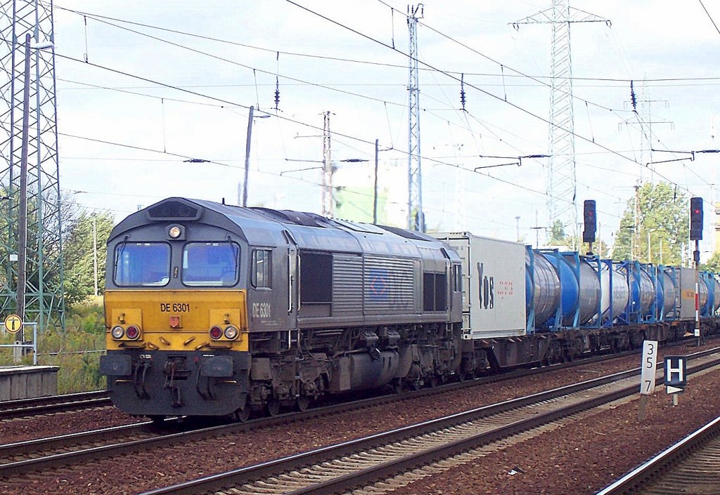 DLC DE 6301 (GM-EMD Bj.2003) mit Containerzug am 15 09.07 Durchfahrt Bhf. Flughafen Berlin-Sch�nefeld.