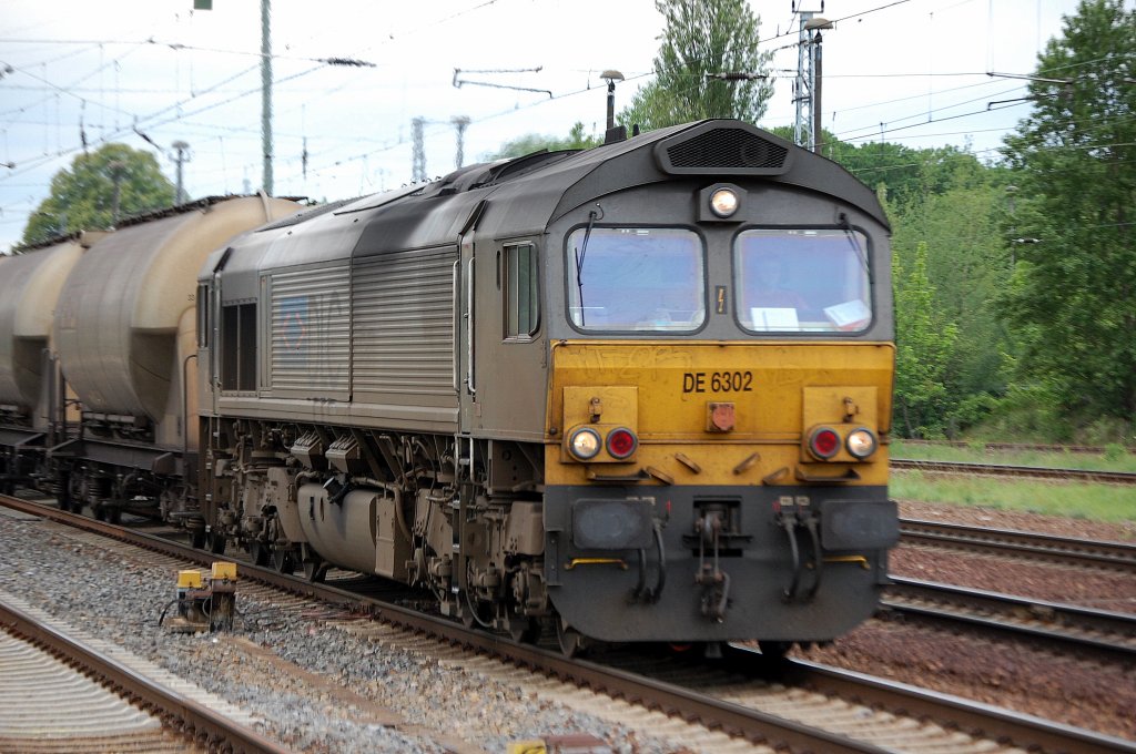 DLC DE 6302 (GM-EMD Bj.2003) mit Staubsilowagenzug bei der Durchfahrt im Bhf. Flugafen Berlin-Sch�nefeld, 