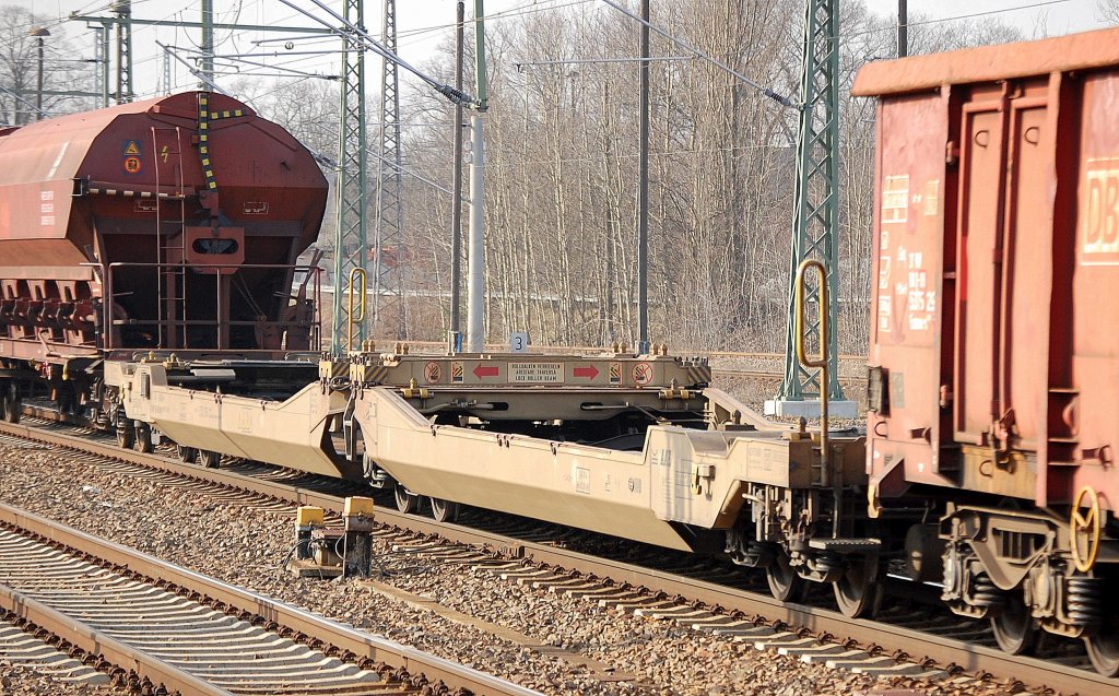 Doppeltaschenwageneinheit aus den Niederlanden eingestellt mit der Nr. 31 TEN-RIV 84 NL-RN 4955 849-9 Sdggmrs 717(AAE S145), 16.02.11 Bhf. Flughafen Berlin-Sch�nefeld.