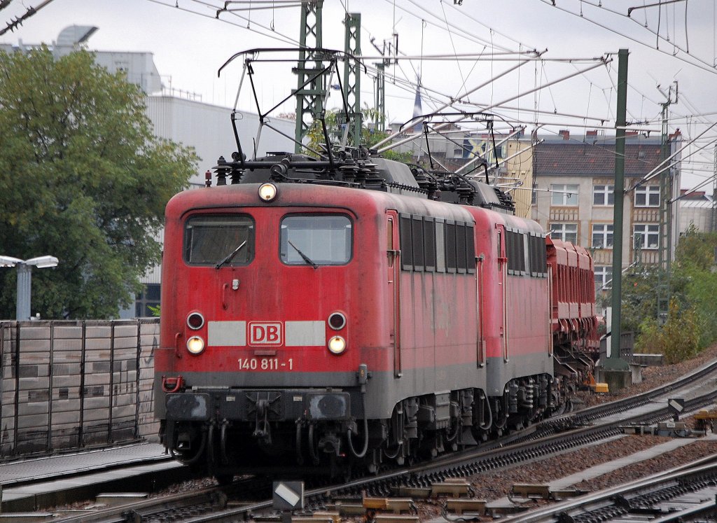Doppeltraktion 140�r mit 140 811-1 + 140 861-6 mit einem Ganzzug Sch�ttgutkippwagen (Fans 128) Richtung Berlin Gesundbrunnen, 15.10.10 Berlin-Wedding.