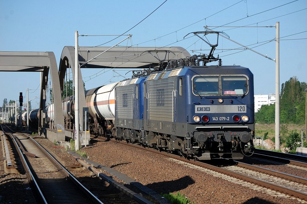 Doppeltraktion 143�r mit RBH 120/143 079-2 (91 80 6143 079-2 D-RBH) + m�glicherweise RBH 123? mit Kesselwagenzug am 24.05.12 Berlin-Pankow Richtung Innenstadt.