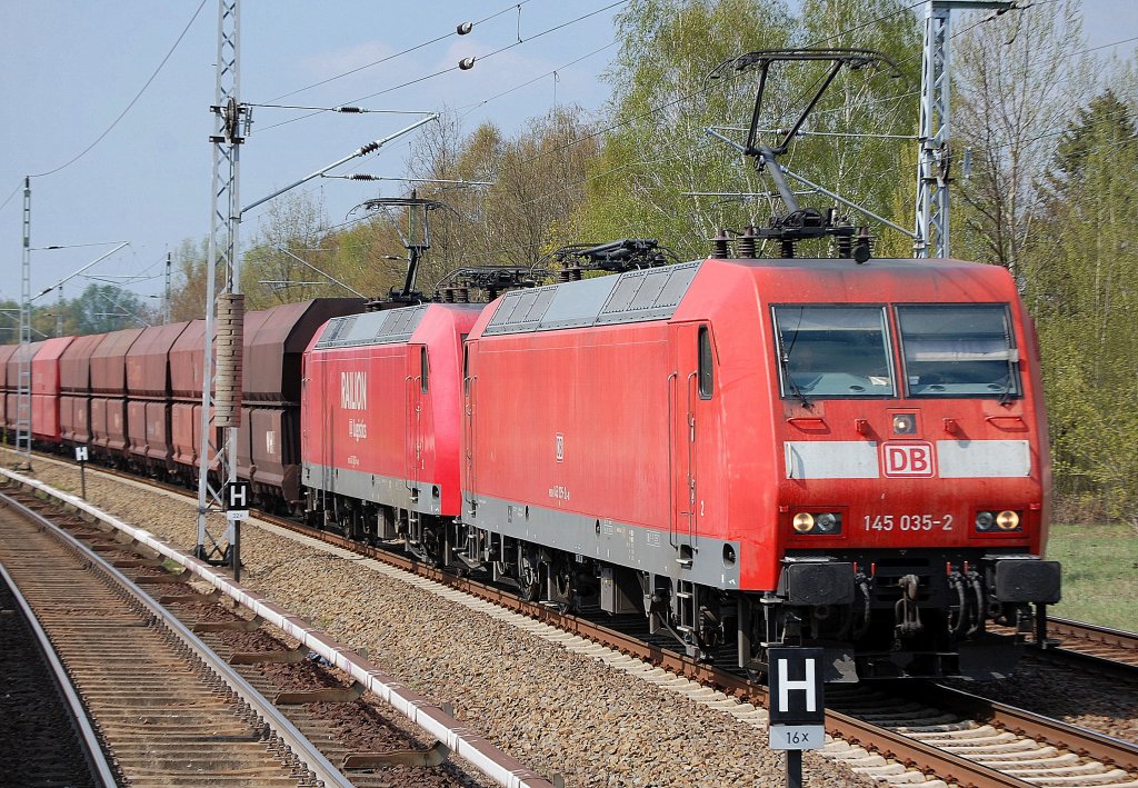 Doppeltraktion 145 035-2 + 145 063-4 mit Ganzzug Sch�ttgutwagen (Erzbef�llung) Richtung Berlin-Karow, 19.04.11 M�hlenbeck-M�nchm�hle.