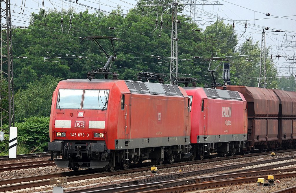Doppeltraktion 145 073-3 + 145 027-9 mit Ganzzug Sch�ttgutwagen (Erztransport) am 05.07.13 Berlin-Spreingpfuhl.