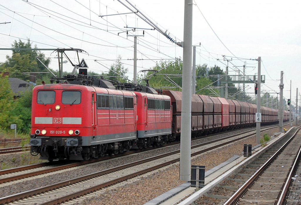 Doppeltraktion 151 020-5 + 151 002-3 mit einem Ganzzug Selbstentladewagen (Erzbef�llung) Richtung Karower Kreuz Berlin, 11.08.10 Berlin-Blankenburg.