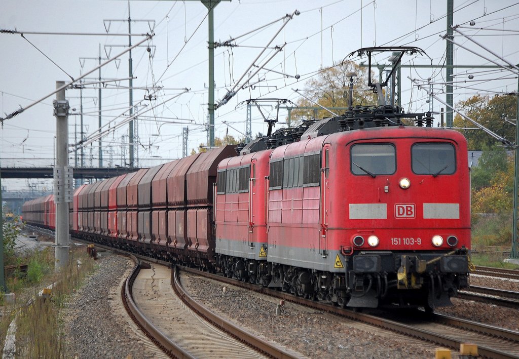 Doppeltraktion 151 103-9 + 151 094-0 mit einem Ganzzug Sch�ttgutwagen bei der Durchfahrt im Bhf. Berlin-Sch�nefeld Flughafen, 06.10.10