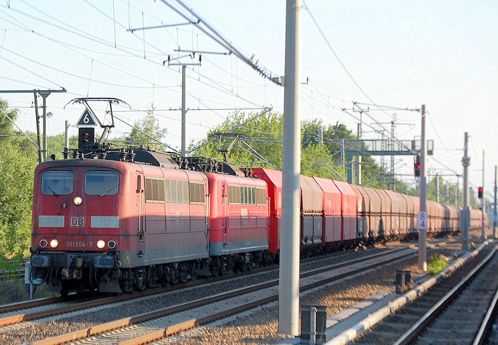 Doppeltraktion 151 104-7 + 151 135-1 mit einem Erzzug Richtung karower Kreuz Berlin, 09.07.10 Berlin-Blankenburg.