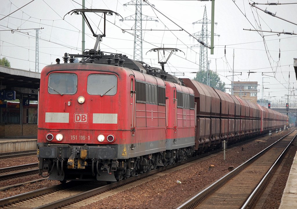 Doppeltraktion 151 116-1 + 151 161-7 mit einem Ganzzug offener Sch�tgutwagen, 12.08.10 Durchfahrt im Bhf. Flughafen Berlin-Sch�nefeld. 
