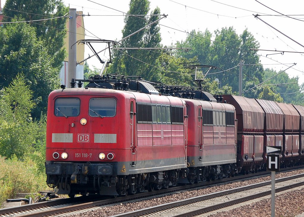 Doppeltraktion 151 118-7 + 151 113-8 mit Erzzug Richtung karower Kreuz Berlin, 16.07.10 Berlin-Pankow.