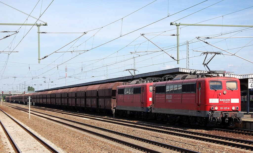 Doppeltraktion 151 127-8 + 151 085-8 mit langem Ganzzug Sch�ttgutwagen (Erzbef�llung) zum Personalwechsel kurz am Bahnsteig im Bhf. Flughafen Berlin-Sch�nefeld, 01.08.12 