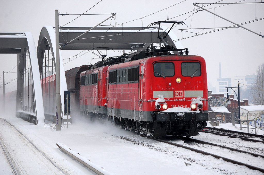 Doppeltraktion 151 147-6 + 151? mit Ganzzug Selbstentladewagen Richtung Berliner Innenstadt weiter Richtung Berlin Spandau, 29.12.10 Berlin-Pankow.    