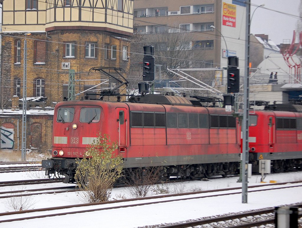 Doppeltraktion 151�r mit 151 167-4 + 151 119-5 mit Ganzzug Selbstentladewagen Richtung Berlin-Wedding, 07.12.10 Berlin-Beusselstr.