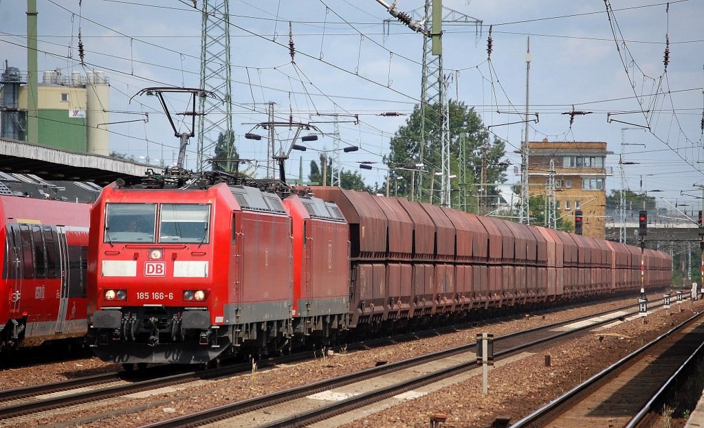 Doppeltraktion 185 166-6 + 185 072-6 mit Erzzug am 13.07.13 Bhf. Flughafen Berlin-Sch�nefeld.