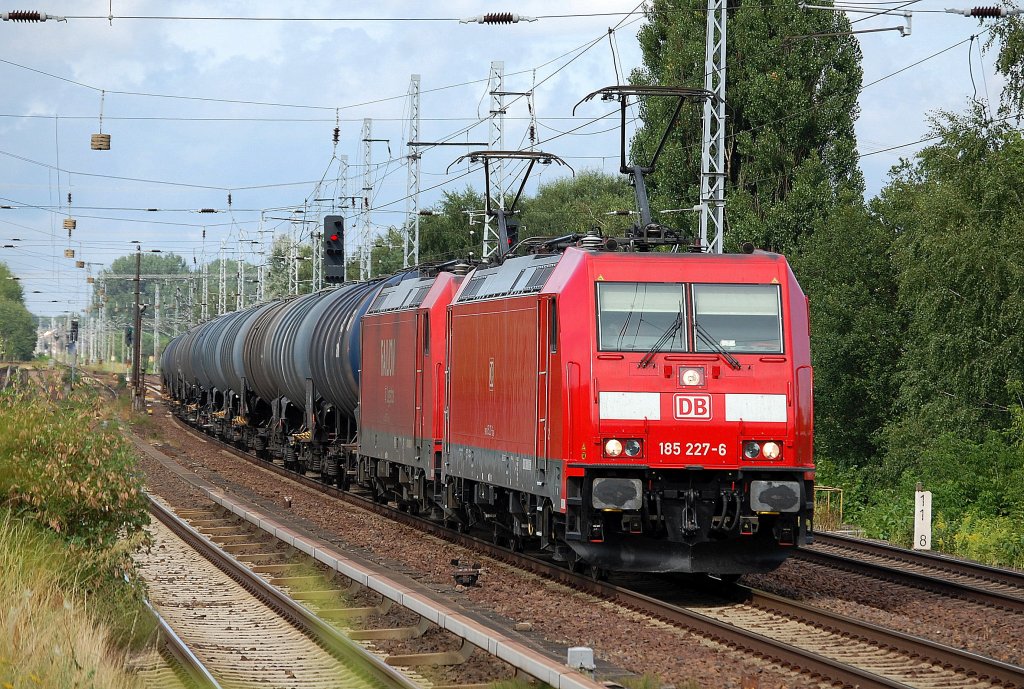 Doppeltraktion 185 227-6 + 185 261-5 mit Kesselwagenzug am 29.07.13 Berlin-Karow.