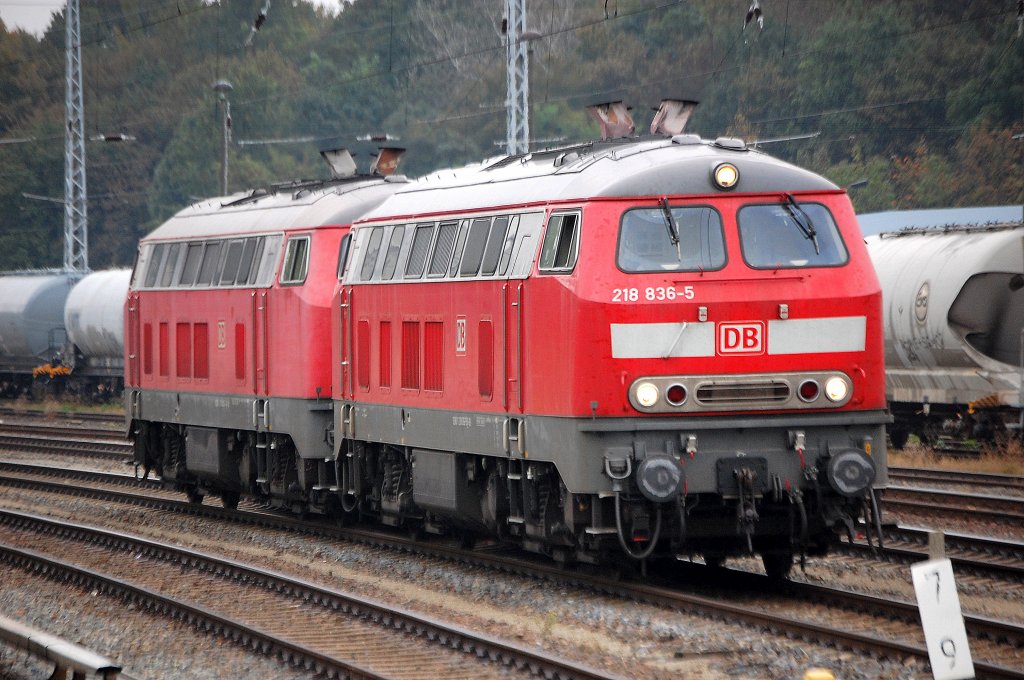 Doppeltraktion 218 836-5 + 218 832-4 keht nach Abschleppeinsatz eines Regional nach Berlin Lichtenberg zur�ck Richtung Berliner Innenring, 27.09.11 Berlin Greifswalder Str. 