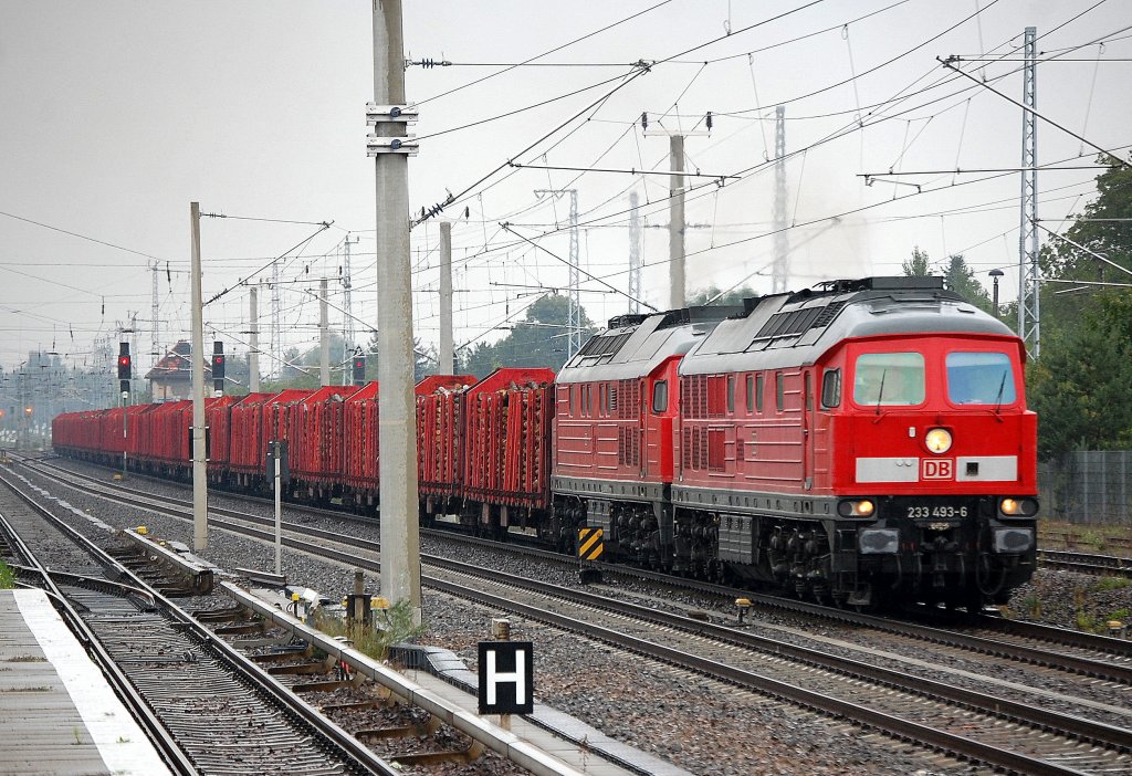 Doppeltraktion 233 493-6 + 232 903-5 mit einem Ganzzug Drehgestellflachwagen Typ Roos 639 der DB mit Holz beladen Richtung Berliner Innenstadt, 26.08.10 Berlin-Blankenburg.