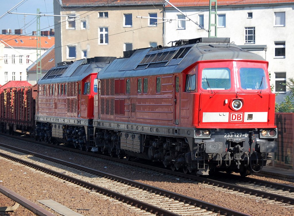 Doppeltraktion 233�r mit einem Ganzzug Frischholz, 233 127-0 + 233 636-0 Richtung Berlin Spnadau am 23.09.10 Berlin-Wedding.
