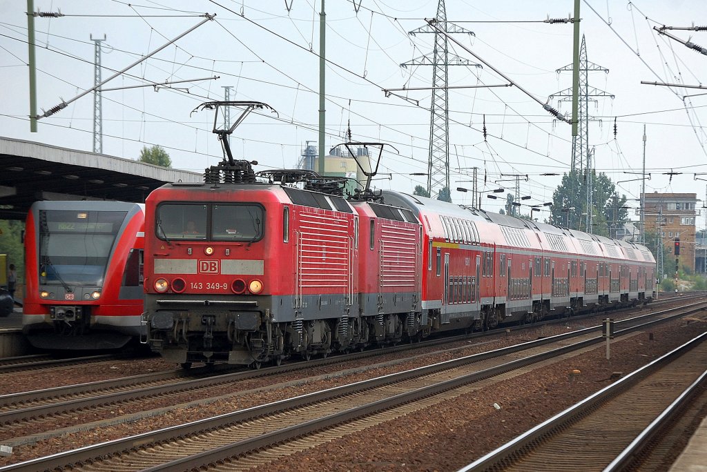 Doppeltraktion DB 143�r mit PbZ-Sonderfahrt mit einer Reihe Doppelstockwagen der DB Regio Berlin/Brandenburg, es ist die 143 349-9 + 143 917-3 am 09.08.10 bei der Durchfahrt Bhf. Flughafen Berlin-Sch�nefeld. 